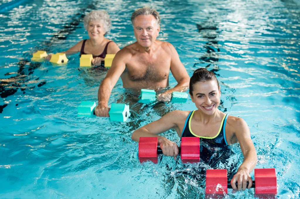 Cours d'aquagym avec haltères aquatiques - seniors et adultes